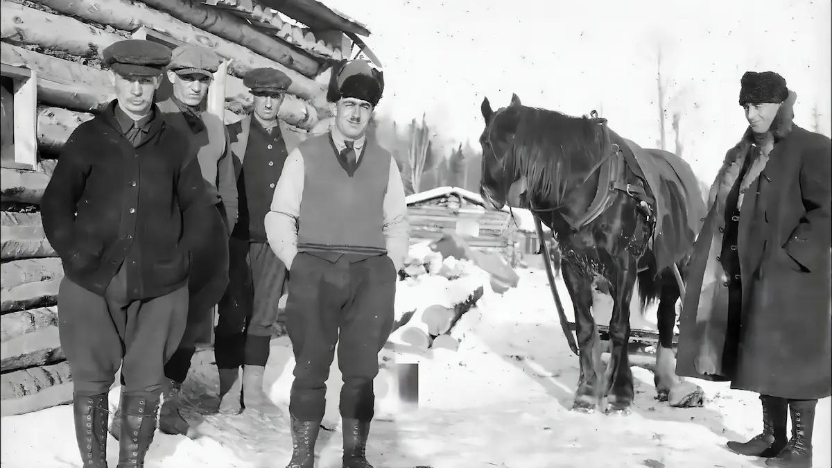 Missionnaires dans un camp d’hiver avec un cheval
