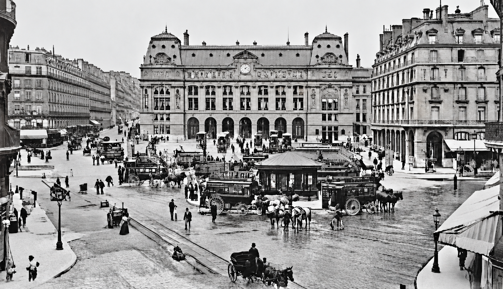 Gare Saint-Lazare vers 1900, avec omnibus et voitures devant la façade