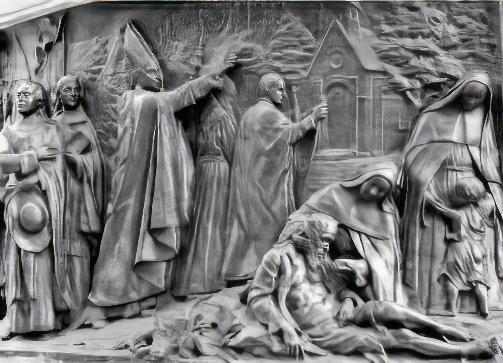Détail sculpté du monument de François de Laval