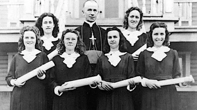 Estudiantes finitos de la Escuela Normal de San José de Havre-Saint-Pierre en 1943