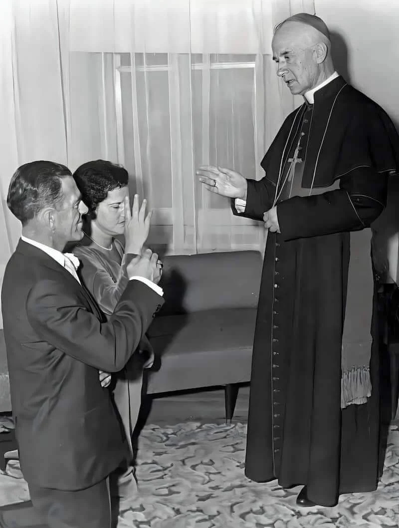 Mons. Labrie da su bendición a una pareja
