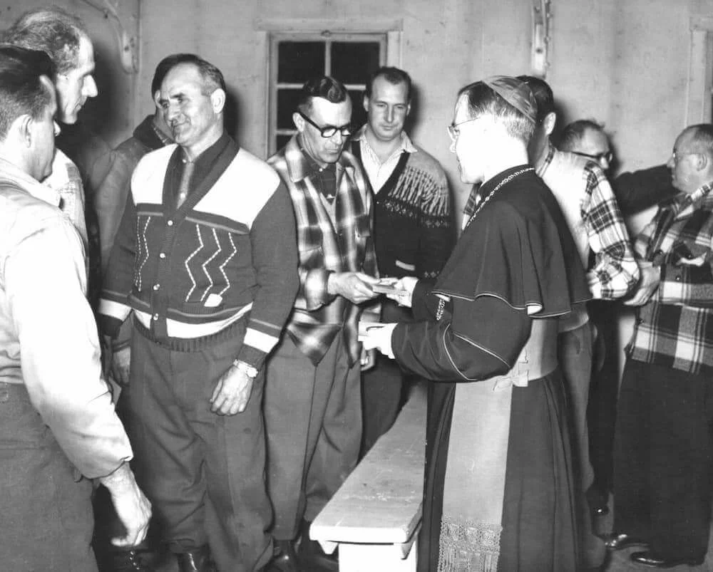 Mgr Couturier en visite auprès des travailleurs forestiers à Forestville